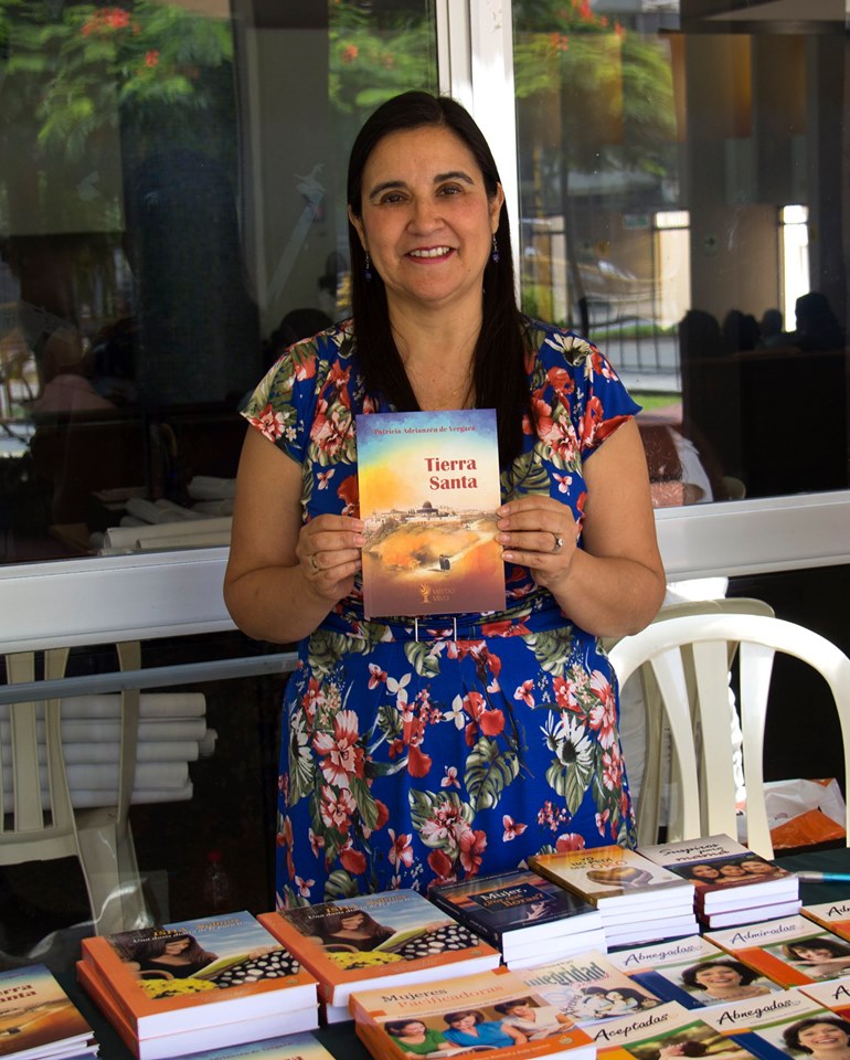 En mesa con poemario